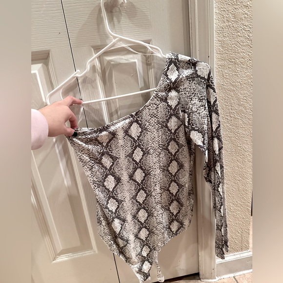 One shoulder snake print top body suit - Picture 2 of 2